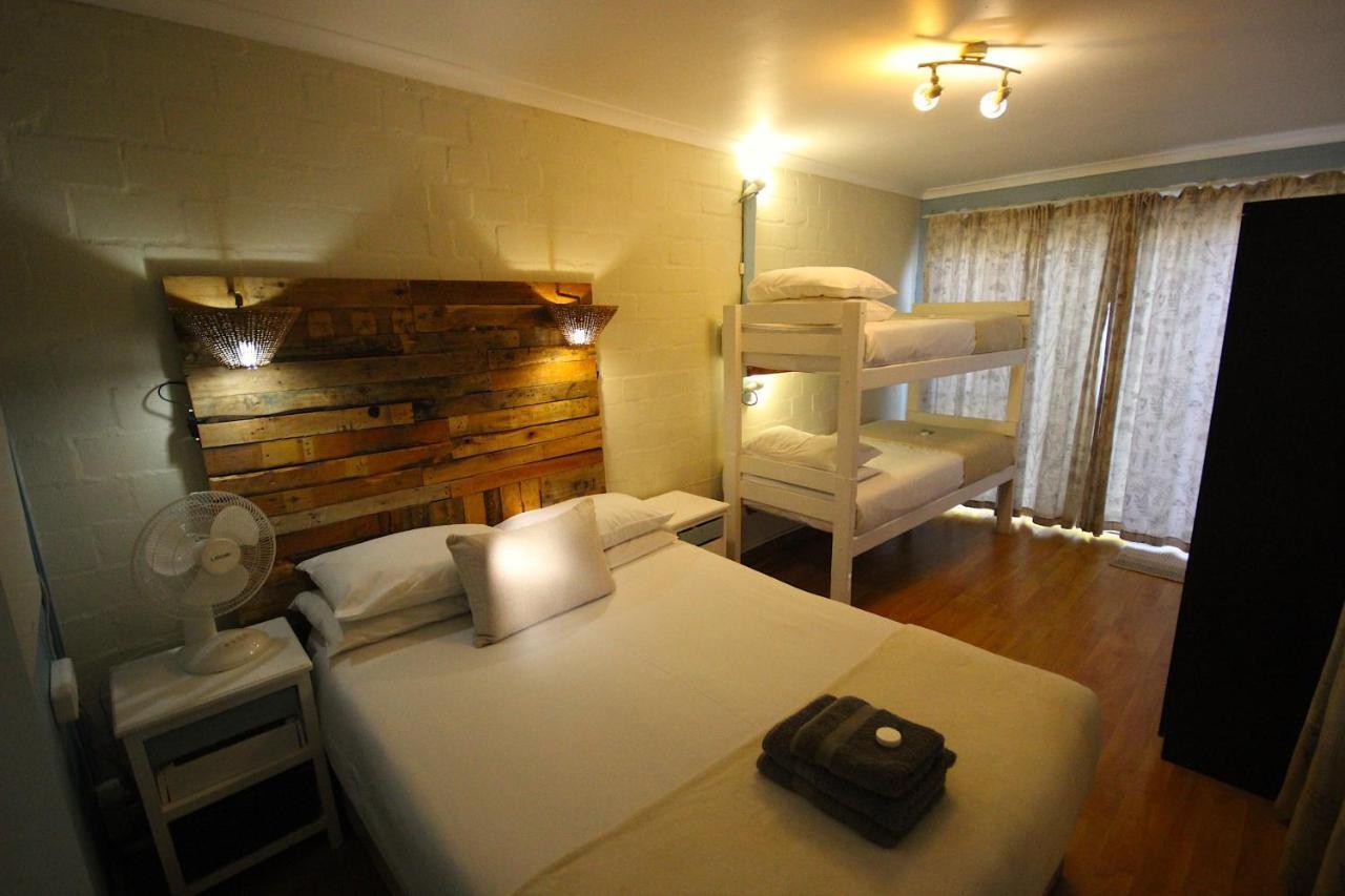 Saltycrax Backpackers And Surf Hostel By Curiocity Bloubergstrand Exteriör bild