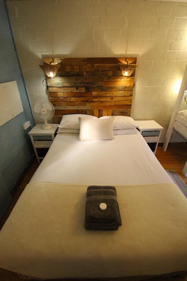 Saltycrax Backpackers And Surf Hostel By Curiocity Bloubergstrand Exteriör bild